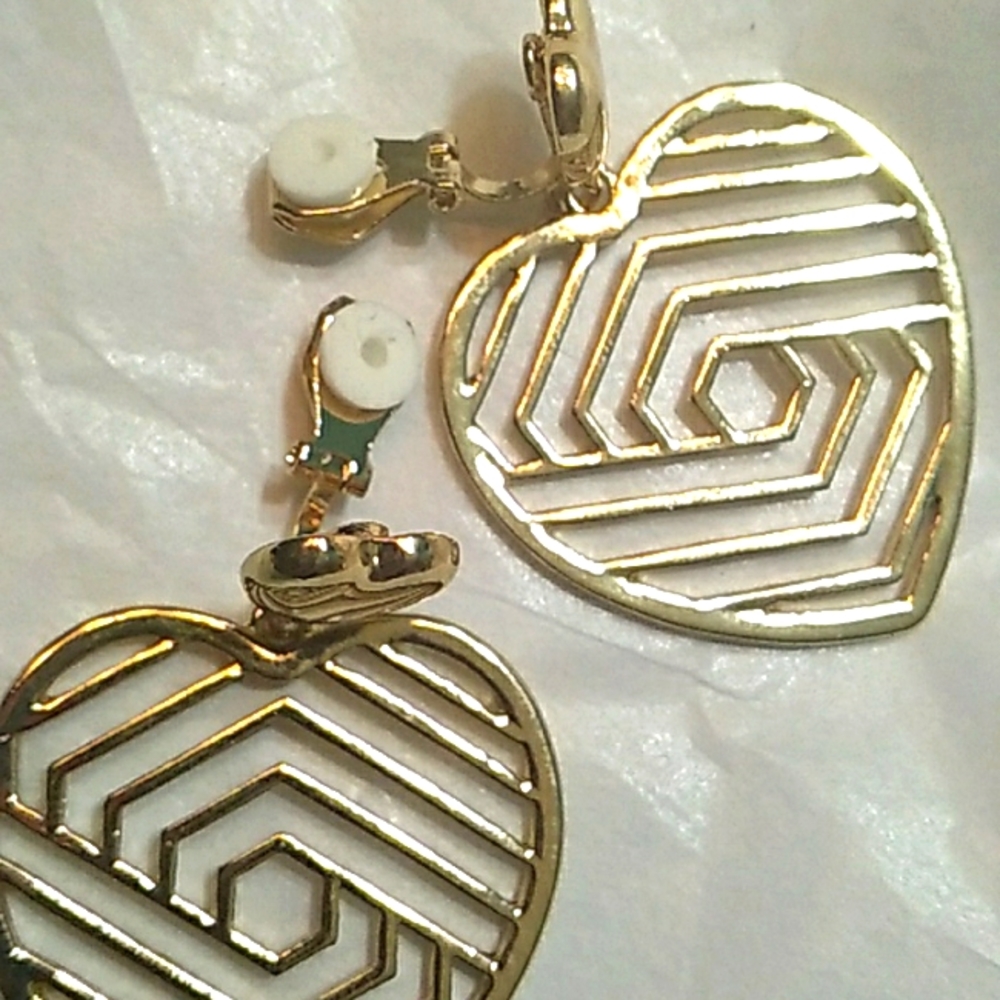 Gold heart clip-on earrings - Picture 2 of 3